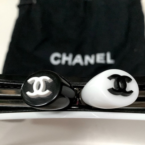 CHANEL 🖤 RARE Vintage Lucite Acrylic Black 🖤White Kiss 💋 Lock Mini CC Clutch - Picture 1 of 14